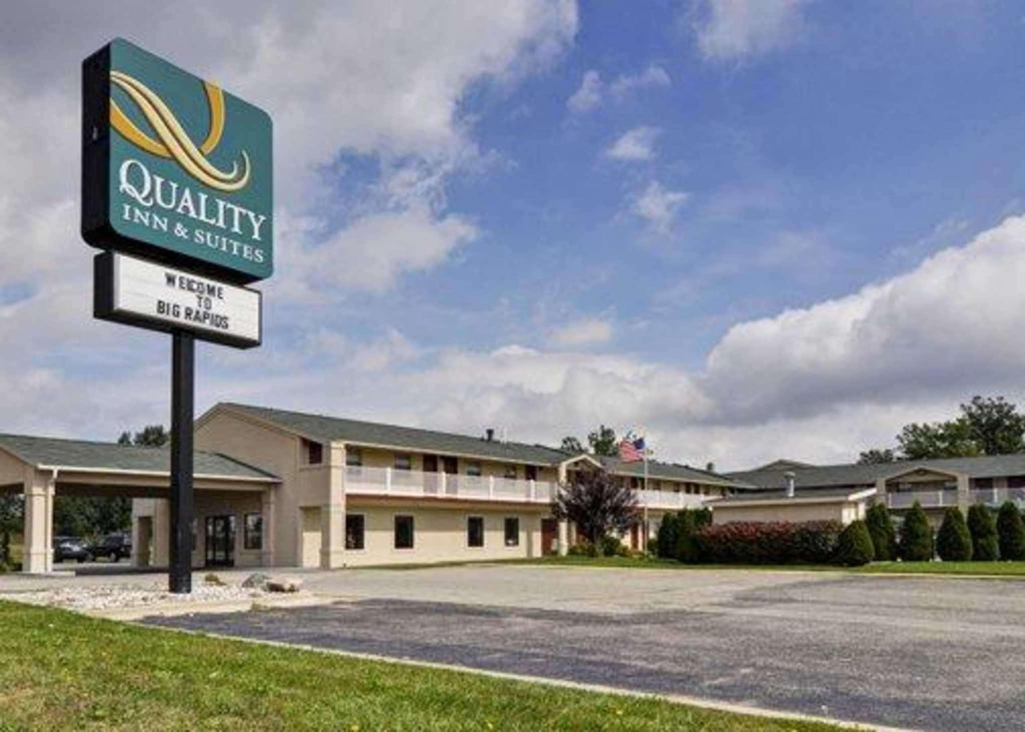 Quality Inn & Suites Big Rapids Near University Exterior foto