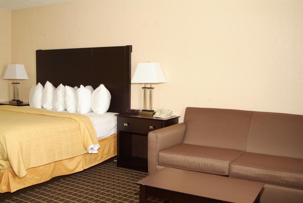 Quality Inn & Suites Big Rapids Near University Exterior foto