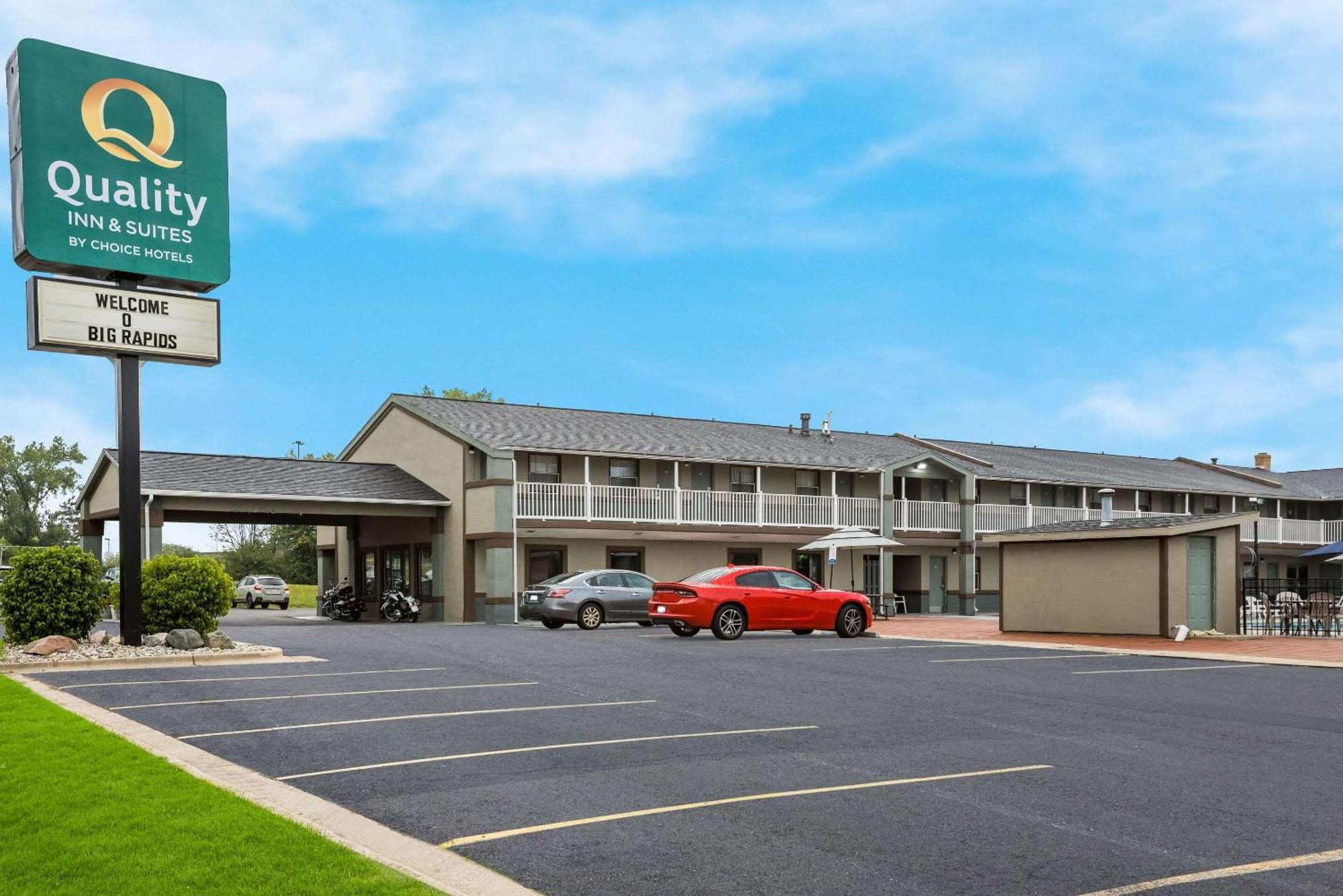 Quality Inn & Suites Big Rapids Near University Exterior foto